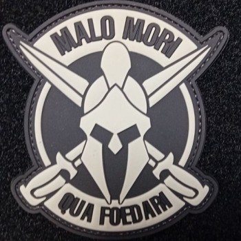 Гумирана нашивка Malo Mori Qua Foedari