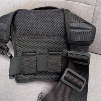 Бедрена чанта с включен лепящ кобур -България