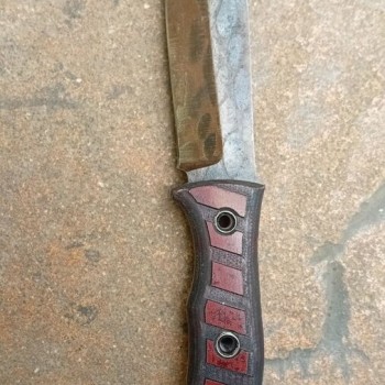 Нож с Удебелено фиксирано острие F116